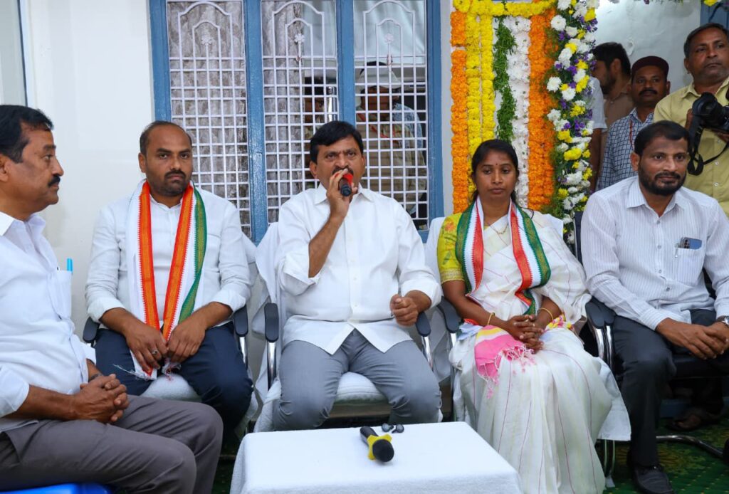 బాధ్యతలు స్వీకరించిన ఏదులాపురం మున్సిపల్ చైర్మన్,వైస్ చైర్మన్!!