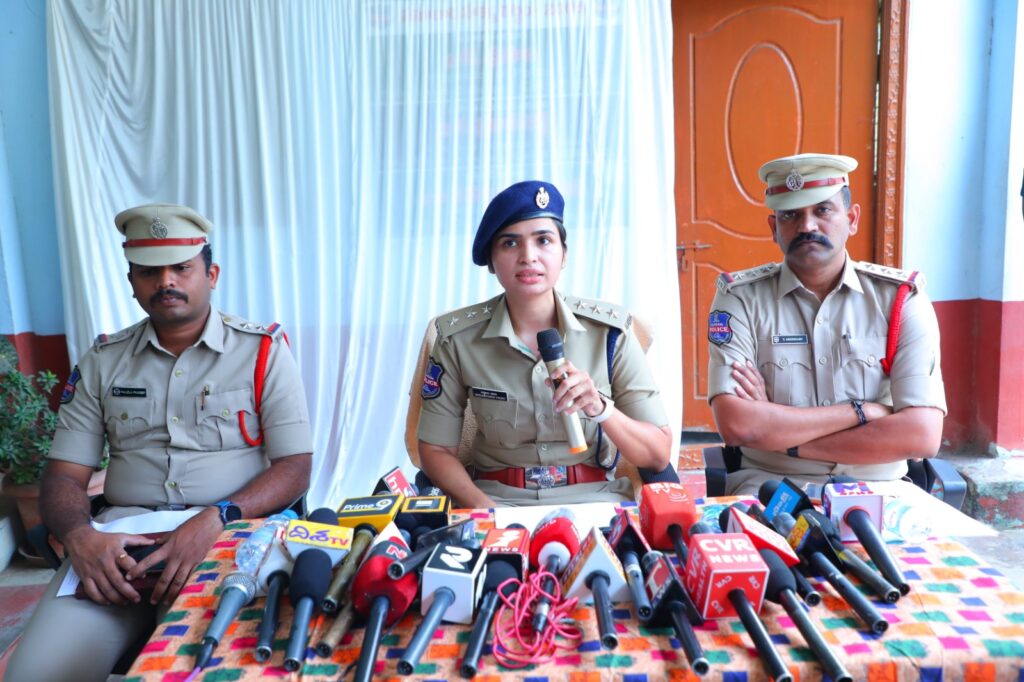 సైబర్ క్రైమ్ ముఠా నాయకుడు ఉడతనేని సాయి వికాస్ చౌదరి అరెస్ట్ !!