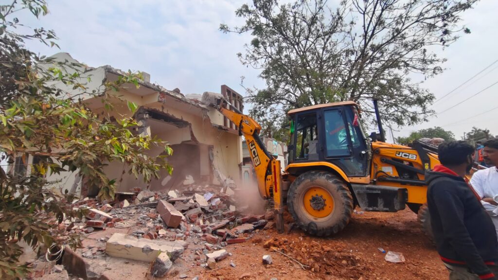 ఖమ్మం భూదాన్ భూముల్లో ఆక్రమణలు తొలగించిన రెవెన్యూ అధికారులు!!