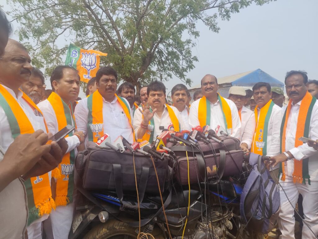 సీఎం.రేవంత్ రెడ్డి రాష్ట్రంలో “గడ్డ పార”రాజ్యాన్ని నడుపుతుండు: బీజేపీ రాష్ట్ర అధ్యక్షుడు రామచంద్రరావు!!