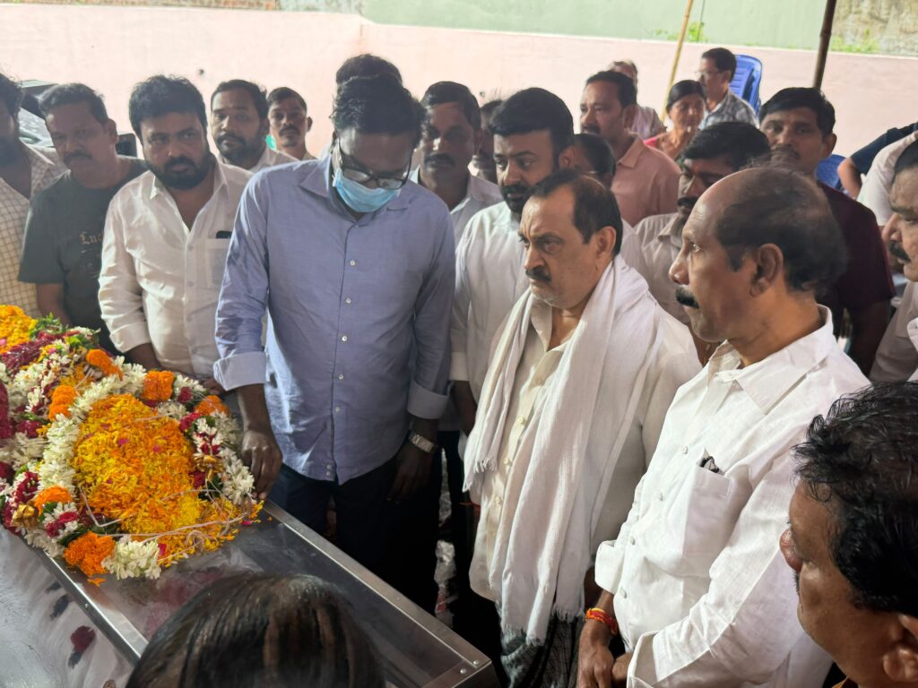 బొమ్మ సత్య ప్రసాద్‌కు నివాళులర్పించిన మాజీ మంత్రి పువ్వాడ అజయ్ కుమార్…