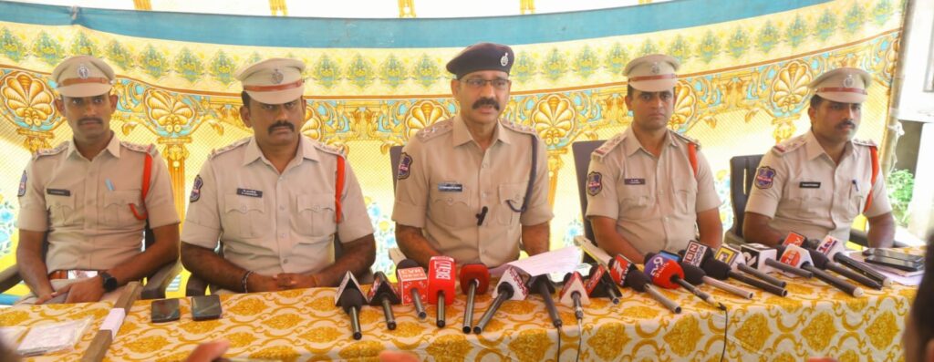 పిండిప్రోలు వృద్ధురాలి హత్య కేసు చేదించిన పోలీసులు,ఇద్దరు నిందితుల అరెస్ట్…